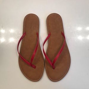 AMAZON ESSENTIALS red and tan flip- flops